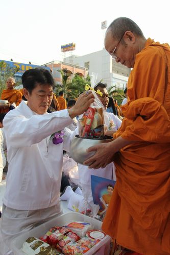 ภาพ No.8129:ตักบาตรพระ 2,600 รูป ณ ถนนสุขุมวิท หน้าห้างโลตัส จ.ระยอง