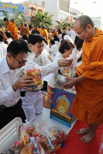 ภาพ No.8130:ตักบาตรพระ 2,600 รูป ณ ถนนสุขุมวิท หน้าห้างโลตัส จ.ระยอง