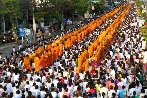 ภาพ No.8135:ตักบาตรพระ 2,600 รูป ณ ถนนสุขุมวิท หน้าห้างโลตัส จ.ระยอง