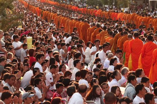 ภาพ No.8139:ตักบาตรพระ 2,600 รูป ณ ถนนสุขุมวิท หน้าห้างโลตัส จ.ระยอง