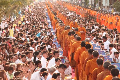 ภาพ No.8136:ตักบาตรพระ 2,600 รูป ณ ถนนสุขุมวิท หน้าห้างโลตัส จ.ระยอง