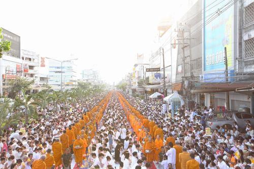 ภาพ No.8138:ตักบาตรพระ 2,600 รูป ณ ถนนสุขุมวิท หน้าห้างโลตัส จ.ระยอง