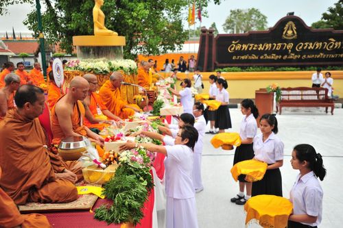   ตักบาตรนครศรีธรรมราช พระ 1,250 รูป ณ ถนนราชดำเนิน วัดพระมหาธาตุวรมหาวิหาร