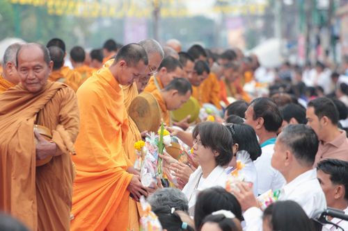 ภาพ No.8253:  ตักบาตรนครศรีธรรมราช พระ 1,250 รูป ณ ถนนราชดำเนิน วัดพระมหาธาตุวรมหาวิหาร