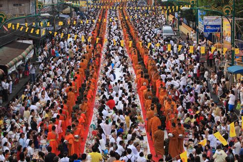 ภาพ No.8255:  ตักบาตรนครศรีธรรมราช พระ 1,250 รูป ณ ถนนราชดำเนิน วัดพระมหาธาตุวรมหาวิหาร