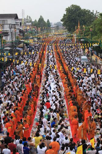 ภาพ No.8258:  ตักบาตรนครศรีธรรมราช พระ 1,250 รูป ณ ถนนราชดำเนิน วัดพระมหาธาตุวรมหาวิหาร