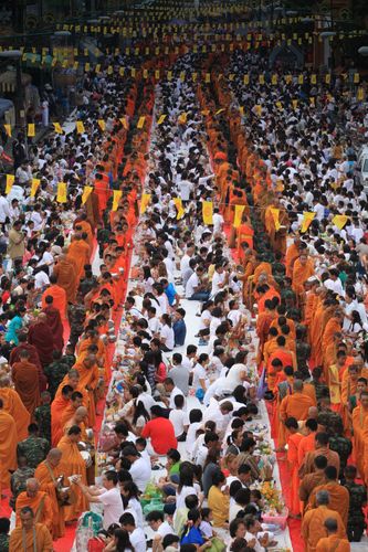 ภาพ No.8254:  ตักบาตรนครศรีธรรมราช พระ 1,250 รูป ณ ถนนราชดำเนิน วัดพระมหาธาตุวรมหาวิหาร