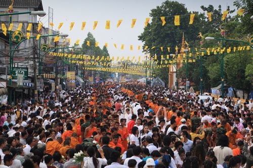 ภาพ No.8259:  ตักบาตรนครศรีธรรมราช พระ 1,250 รูป ณ ถนนราชดำเนิน วัดพระมหาธาตุวรมหาวิหาร