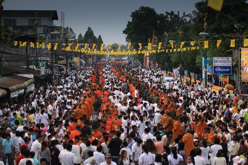 ภาพ No.8257:  ตักบาตรนครศรีธรรมราช พระ 1,250 รูป ณ ถนนราชดำเนิน วัดพระมหาธาตุวรมหาวิหาร