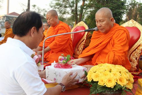 ภาพ No.8263:ตักบาตรกาญจนบุรี พระ 1,151 รูป ณ ถนนหน้าศาลเจ้าพ่อหลักเมือง กาญจนบุรี