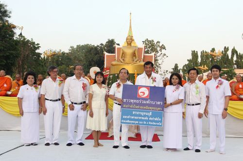 ภาพ No.8262:ตักบาตรกาญจนบุรี พระ 1,151 รูป ณ ถนนหน้าศาลเจ้าพ่อหลักเมือง กาญจนบุรี