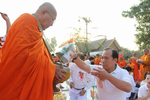 ตักบาตรกาญจนบุรี พระ 1,151 รูป ณ ถนนหน้าศาลเจ้าพ่อหลักเมือง กาญจนบุรี