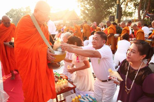 ภาพ No.8265:ตักบาตรกาญจนบุรี พระ 1,151 รูป ณ ถนนหน้าศาลเจ้าพ่อหลักเมือง กาญจนบุรี