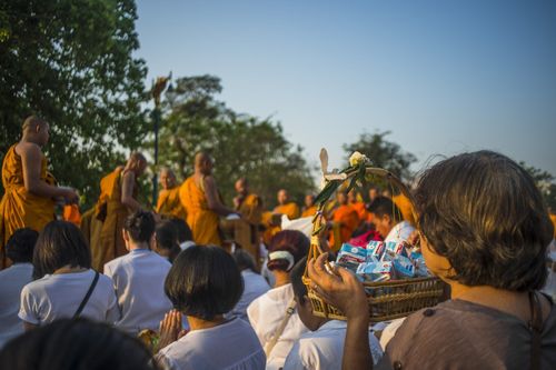 ภาพ No.8264:ตักบาตรกาญจนบุรี พระ 1,151 รูป ณ ถนนหน้าศาลเจ้าพ่อหลักเมือง กาญจนบุรี