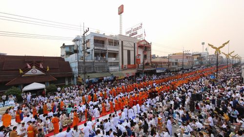 ภาพ No.8474:  ตักบาตรพระสามแผ่นดิน พระ 3,333 รูป บริเวณด้านหน้าด่านศุลกากร อ.แม่สาย
