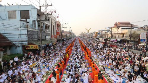   ตักบาตรพระสามแผ่นดิน พระ 3,333 รูป บริเวณด้านหน้าด่านศุลกากร อ.แม่สาย