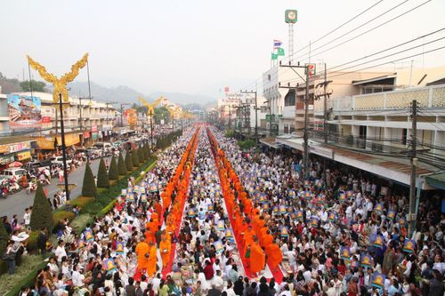 ภาพ No.8475:  ตักบาตรพระสามแผ่นดิน พระ 3,333 รูป บริเวณด้านหน้าด่านศุลกากร อ.แม่สาย