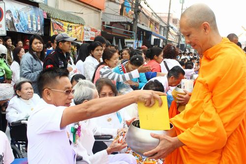 ภาพ No.8479:  ตักบาตรพระสามแผ่นดิน พระ 3,333 รูป บริเวณด้านหน้าด่านศุลกากร อ.แม่สาย