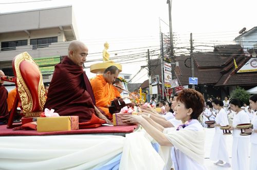 ภาพ No.8476:  ตักบาตรพระสามแผ่นดิน พระ 3,333 รูป บริเวณด้านหน้าด่านศุลกากร อ.แม่สาย