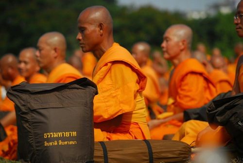 ภาพ No.8300:พิธีอัญเชิญรูปหล่อทองคำ พระมงคลเทพมุนี (สด จนฺทสโร) ประดิษฐาน ณ วัดสองพี่น้อง (พระอารามหลวง) จ.สุพรรณบุรี ประจำวันจันทร์ที่ 25 มีนาคม พ.ศ.2556