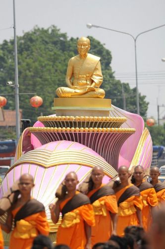 ภาพ No.8302:พิธีอัญเชิญรูปหล่อทองคำ พระมงคลเทพมุนี (สด จนฺทสโร) ประดิษฐาน ณ วัดสองพี่น้อง (พระอารามหลวง) จ.สุพรรณบุรี ประจำวันจันทร์ที่ 25 มีนาคม พ.ศ.2556