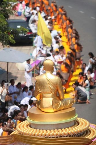 ภาพ No.8303:พิธีอัญเชิญรูปหล่อทองคำ พระมงคลเทพมุนี (สด จนฺทสโร) ประดิษฐาน ณ วัดสองพี่น้อง (พระอารามหลวง) จ.สุพรรณบุรี ประจำวันจันทร์ที่ 25 มีนาคม พ.ศ.2556