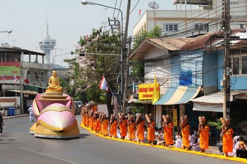 ภาพ No.8305:พิธีอัญเชิญรูปหล่อทองคำ พระมงคลเทพมุนี (สด จนฺทสโร) ประดิษฐาน ณ วัดสองพี่น้อง (พระอารามหลวง) จ.สุพรรณบุรี ประจำวันจันทร์ที่ 25 มีนาคม พ.ศ.2556