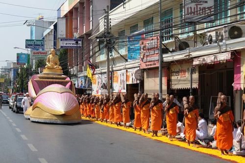 ภาพ No.8306:พิธีอัญเชิญรูปหล่อทองคำ พระมงคลเทพมุนี (สด จนฺทสโร) ประดิษฐาน ณ วัดสองพี่น้อง (พระอารามหลวง) จ.สุพรรณบุรี ประจำวันจันทร์ที่ 25 มีนาคม พ.ศ.2556