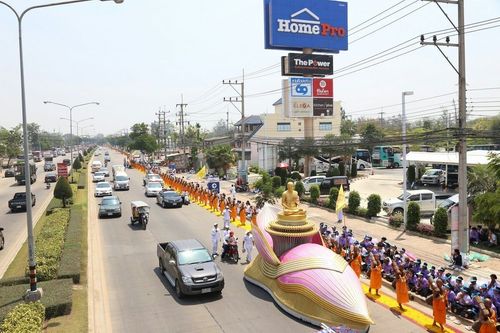 ภาพ No.8310:พิธีอัญเชิญรูปหล่อทองคำ พระมงคลเทพมุนี (สด จนฺทสโร) ประดิษฐาน ณ วัดสองพี่น้อง (พระอารามหลวง) จ.สุพรรณบุรี ประจำวันจันทร์ที่ 25 มีนาคม พ.ศ.2556