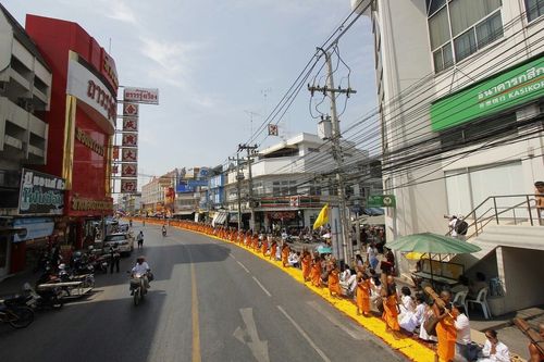 ภาพ No.8307:พิธีอัญเชิญรูปหล่อทองคำ พระมงคลเทพมุนี (สด จนฺทสโร) ประดิษฐาน ณ วัดสองพี่น้อง (พระอารามหลวง) จ.สุพรรณบุรี ประจำวันจันทร์ที่ 25 มีนาคม พ.ศ.2556