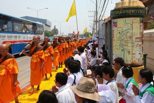 ภาพ No.8311:พิธีอัญเชิญรูปหล่อทองคำ พระมงคลเทพมุนี (สด จนฺทสโร) ประดิษฐาน ณ วัดสองพี่น้อง (พระอารามหลวง) จ.สุพรรณบุรี ประจำวันจันทร์ที่ 25 มีนาคม พ.ศ.2556