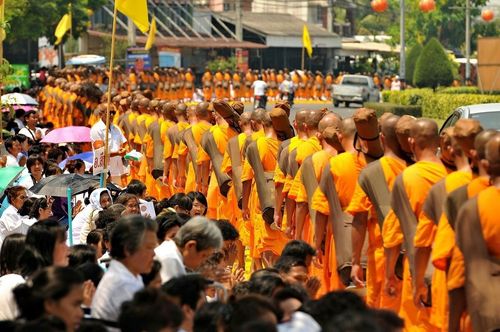 ภาพ No.8312:พิธีอัญเชิญรูปหล่อทองคำ พระมงคลเทพมุนี (สด จนฺทสโร) ประดิษฐาน ณ วัดสองพี่น้อง (พระอารามหลวง) จ.สุพรรณบุรี ประจำวันจันทร์ที่ 25 มีนาคม พ.ศ.2556