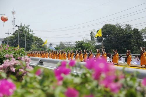 ภาพ No.8313:พิธีอัญเชิญรูปหล่อทองคำ พระมงคลเทพมุนี (สด จนฺทสโร) ประดิษฐาน ณ วัดสองพี่น้อง (พระอารามหลวง) จ.สุพรรณบุรี ประจำวันจันทร์ที่ 25 มีนาคม พ.ศ.2556