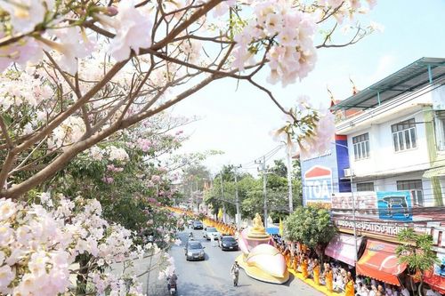 ภาพ No.8314:พิธีอัญเชิญรูปหล่อทองคำ พระมงคลเทพมุนี (สด จนฺทสโร) ประดิษฐาน ณ วัดสองพี่น้อง (พระอารามหลวง) จ.สุพรรณบุรี ประจำวันจันทร์ที่ 25 มีนาคม พ.ศ.2556