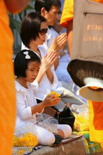 ภาพ No.8319:พิธีอัญเชิญรูปหล่อทองคำ พระมงคลเทพมุนี (สด จนฺทสโร) ประดิษฐาน ณ วัดสองพี่น้อง (พระอารามหลวง) จ.สุพรรณบุรี ประจำวันจันทร์ที่ 25 มีนาคม พ.ศ.2556