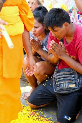 ภาพ No.8322:พิธีอัญเชิญรูปหล่อทองคำ พระมงคลเทพมุนี (สด จนฺทสโร) ประดิษฐาน ณ วัดสองพี่น้อง (พระอารามหลวง) จ.สุพรรณบุรี ประจำวันจันทร์ที่ 25 มีนาคม พ.ศ.2556