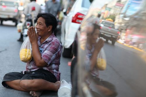 ภาพ No.8326:พิธีอัญเชิญรูปหล่อทองคำ พระมงคลเทพมุนี (สด จนฺทสโร) ประดิษฐาน ณ วัดสองพี่น้อง (พระอารามหลวง) จ.สุพรรณบุรี ประจำวันจันทร์ที่ 25 มีนาคม พ.ศ.2556
