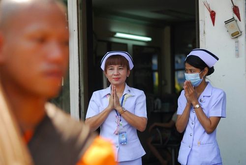 ภาพ No.8324:พิธีอัญเชิญรูปหล่อทองคำ พระมงคลเทพมุนี (สด จนฺทสโร) ประดิษฐาน ณ วัดสองพี่น้อง (พระอารามหลวง) จ.สุพรรณบุรี ประจำวันจันทร์ที่ 25 มีนาคม พ.ศ.2556