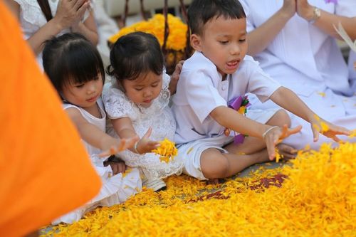 ภาพ No.8325:พิธีอัญเชิญรูปหล่อทองคำ พระมงคลเทพมุนี (สด จนฺทสโร) ประดิษฐาน ณ วัดสองพี่น้อง (พระอารามหลวง) จ.สุพรรณบุรี ประจำวันจันทร์ที่ 25 มีนาคม พ.ศ.2556