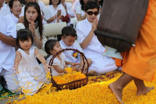 ภาพ No.8327:พิธีอัญเชิญรูปหล่อทองคำ พระมงคลเทพมุนี (สด จนฺทสโร) ประดิษฐาน ณ วัดสองพี่น้อง (พระอารามหลวง) จ.สุพรรณบุรี ประจำวันจันทร์ที่ 25 มีนาคม พ.ศ.2556