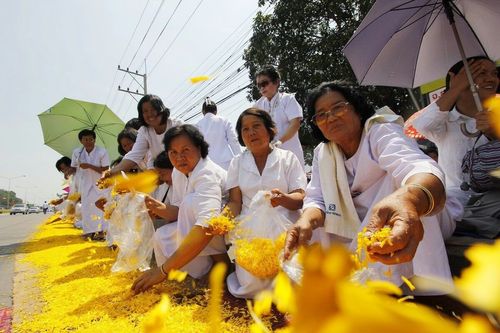 ภาพ No.8329:พิธีอัญเชิญรูปหล่อทองคำ พระมงคลเทพมุนี (สด จนฺทสโร) ประดิษฐาน ณ วัดสองพี่น้อง (พระอารามหลวง) จ.สุพรรณบุรี ประจำวันจันทร์ที่ 25 มีนาคม พ.ศ.2556