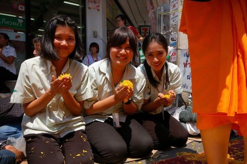 ภาพ No.8330:พิธีอัญเชิญรูปหล่อทองคำ พระมงคลเทพมุนี (สด จนฺทสโร) ประดิษฐาน ณ วัดสองพี่น้อง (พระอารามหลวง) จ.สุพรรณบุรี ประจำวันจันทร์ที่ 25 มีนาคม พ.ศ.2556