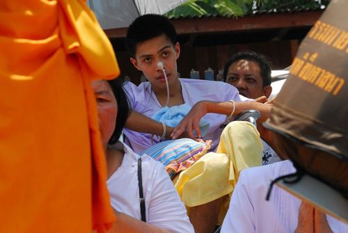 ภาพ No.8331:พิธีอัญเชิญรูปหล่อทองคำ พระมงคลเทพมุนี (สด จนฺทสโร) ประดิษฐาน ณ วัดสองพี่น้อง (พระอารามหลวง) จ.สุพรรณบุรี ประจำวันจันทร์ที่ 25 มีนาคม พ.ศ.2556