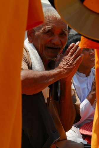 ภาพ No.8336:พิธีอัญเชิญรูปหล่อทองคำ พระมงคลเทพมุนี (สด จนฺทสโร) ประดิษฐาน ณ วัดสองพี่น้อง (พระอารามหลวง) จ.สุพรรณบุรี ประจำวันจันทร์ที่ 25 มีนาคม พ.ศ.2556