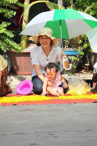 ภาพ No.8338:พิธีอัญเชิญรูปหล่อทองคำ พระมงคลเทพมุนี (สด จนฺทสโร) ประดิษฐาน ณ วัดสองพี่น้อง (พระอารามหลวง) จ.สุพรรณบุรี ประจำวันจันทร์ที่ 25 มีนาคม พ.ศ.2556