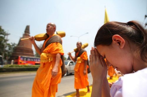 ภาพ No.8337:พิธีอัญเชิญรูปหล่อทองคำ พระมงคลเทพมุนี (สด จนฺทสโร) ประดิษฐาน ณ วัดสองพี่น้อง (พระอารามหลวง) จ.สุพรรณบุรี ประจำวันจันทร์ที่ 25 มีนาคม พ.ศ.2556