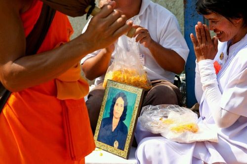 ภาพ No.8343:พิธีอัญเชิญรูปหล่อทองคำ พระมงคลเทพมุนี (สด จนฺทสโร) ประดิษฐาน ณ วัดสองพี่น้อง (พระอารามหลวง) จ.สุพรรณบุรี ประจำวันจันทร์ที่ 25 มีนาคม พ.ศ.2556