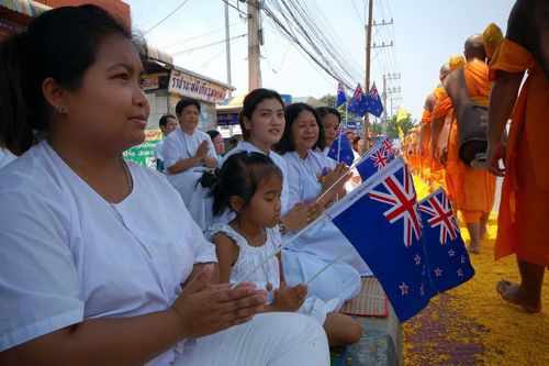 ภาพ No.8342:พิธีอัญเชิญรูปหล่อทองคำ พระมงคลเทพมุนี (สด จนฺทสโร) ประดิษฐาน ณ วัดสองพี่น้อง (พระอารามหลวง) จ.สุพรรณบุรี ประจำวันจันทร์ที่ 25 มีนาคม พ.ศ.2556
