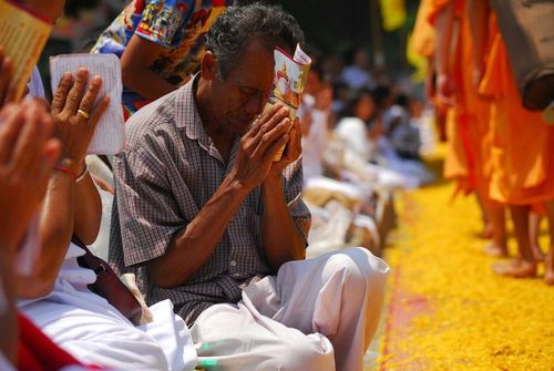 ภาพ No.8346:พิธีอัญเชิญรูปหล่อทองคำ พระมงคลเทพมุนี (สด จนฺทสโร) ประดิษฐาน ณ วัดสองพี่น้อง (พระอารามหลวง) จ.สุพรรณบุรี ประจำวันจันทร์ที่ 25 มีนาคม พ.ศ.2556