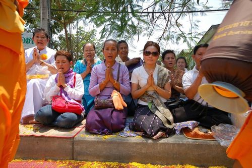 ภาพ No.8351:พิธีอัญเชิญรูปหล่อทองคำ พระมงคลเทพมุนี (สด จนฺทสโร) ประดิษฐาน ณ วัดสองพี่น้อง (พระอารามหลวง) จ.สุพรรณบุรี ประจำวันจันทร์ที่ 25 มีนาคม พ.ศ.2556